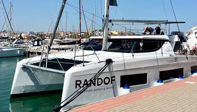 un catamarà privat per descobrir la costa blanca des del mar