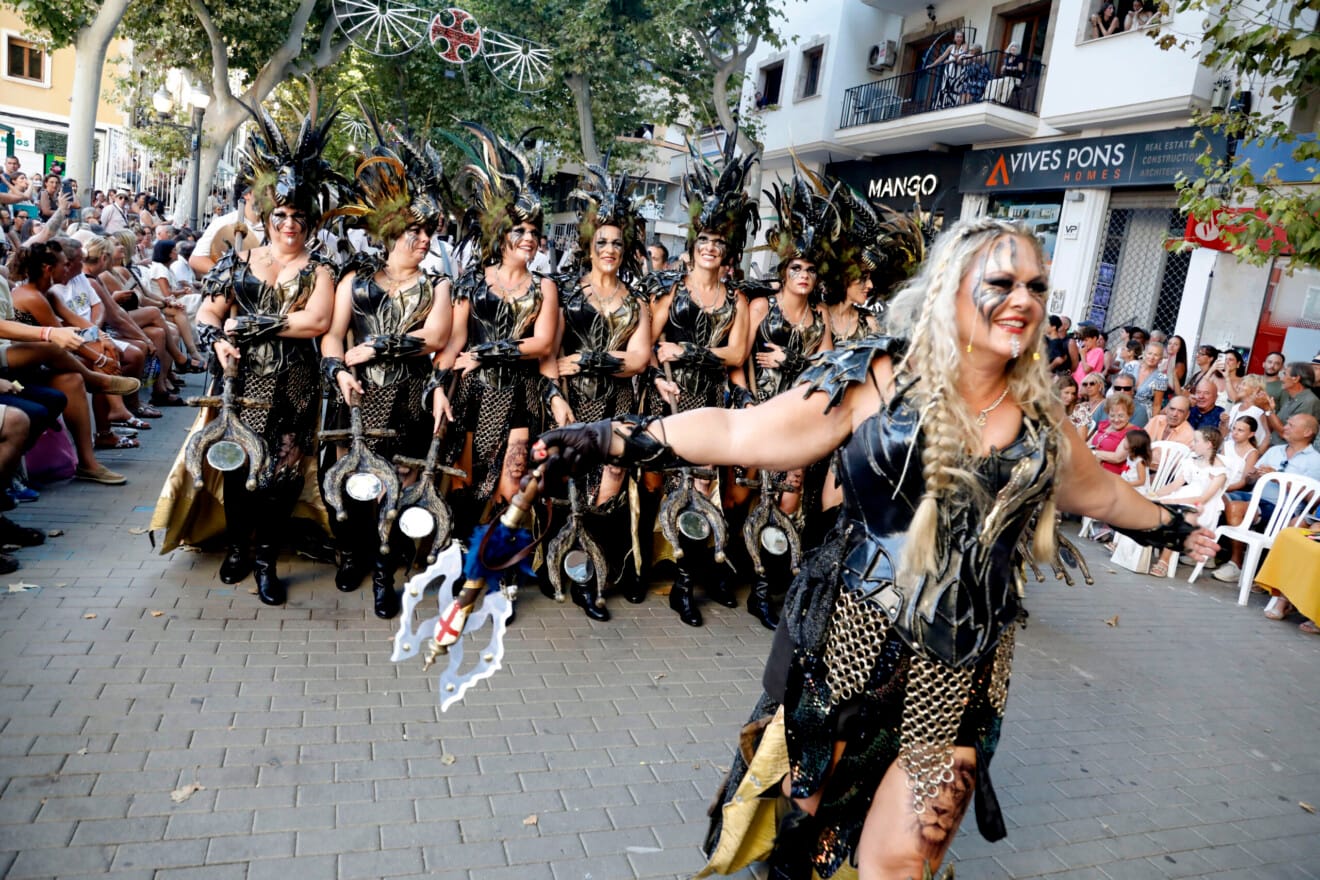 Una filà femenina avanza con paso firme y caracterización de época en el Gran Desfile de Gala