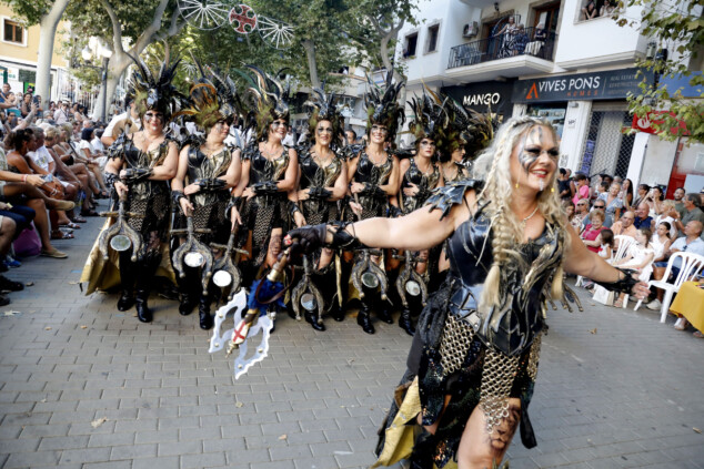 Cuándo y dónde ver los desfiles de Moros y Cristianos 2026 de Dénia: ruta y programación 10 Imagen: Una filà femenina avanza con paso firme y caracterización de época en el Gran Desfile de Gala