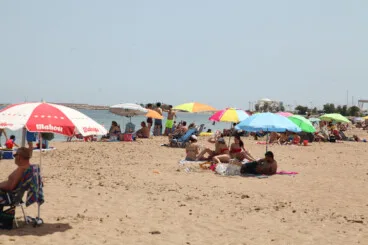 Bochorno sofocante y agua a la vista: así se presenta la recta final de agosto en Dénia 10 una playa de denia bajo el calor