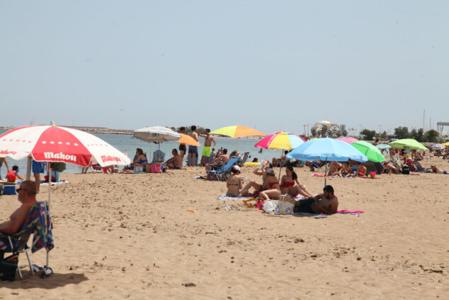 una playa de denia bajo el calor