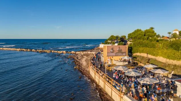 Vista aérea con público y puestos durante el D*na Festival en el paseo marítimo de Dénia.