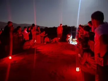 voluntarios y tecnicos de eucrante trabajan en el nido de diana bajo luz roja
