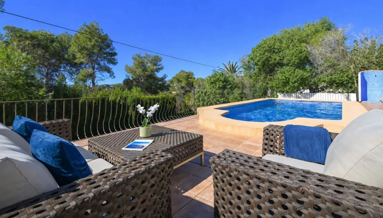 Zonas exteriores ajardinadas para disfrutar al aire libre en Xàbia