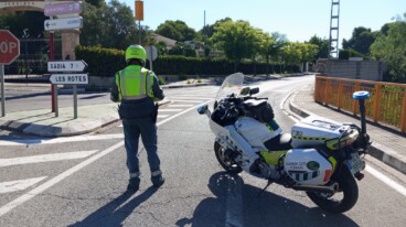 Agente de la Guardia Civil regulando el tráfico