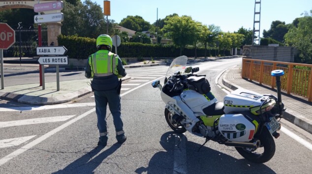 Tragedia en el Montgó: fallece un ciclista de 55 años en la carretera de Les Planes 1 Imagen: Agente de la Guardia Civil regulando el tráfico