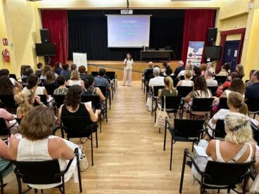 La comunicación familiar y el mal uso de las pantallas centrarán el nuevo «Educant en el present» en Dénia 4 Foto de archivo de una mujer presentando en un auditorio lleno durante una sesión de la escuela de familias.