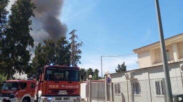 Incendio en Dénia: bomberos de tres parques y un helicóptero logran frenar el fuego que amenazaba a las casas 5 bomberos de denia ya trabajan en la extincion con camiones desplegados en la zona