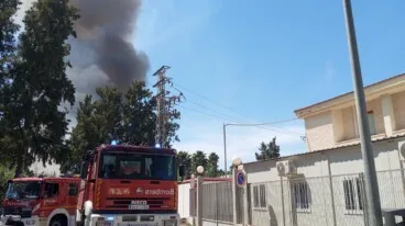 Incendio en Dénia: bomberos de tres parques y un helicóptero logran frenar el fuego que amenazaba a las casas 5 bomberos de denia ya trabajan en la extincion con camiones desplegados en la zona