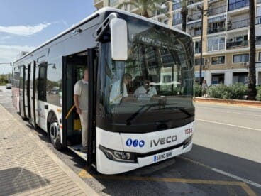 Un pasajero subiendo al Bus urbano de Dénia