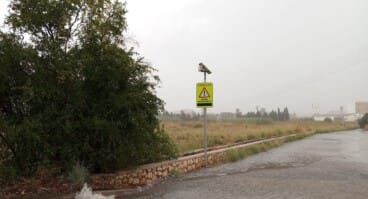 Dénia, bajo el agua: cierran las primeras calles por las fuertes lluvias que mantienen la alerta amarilla 2 calle de denia inundada por la lluvia