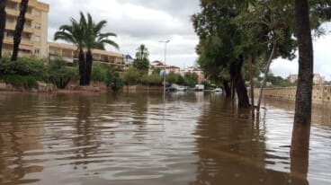 Calles inundadas en Dénia por la intensa lluvia (1)