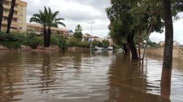Calles inundadas en Dénia por la intensa lluvia (1)