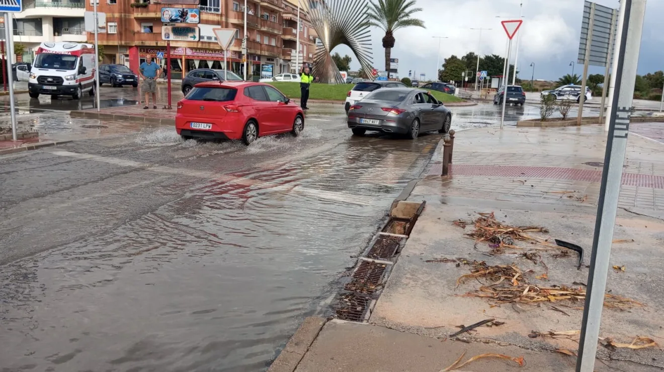 Calles inundadas en Dénia por la intensa lluvia (2)