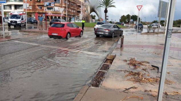 La lluvia obliga a cortar varias calles en Dénia y suspender las actividades al aire libre y el concurso de pintura 9 calles inundadas en denia por la intensa lluvia 2