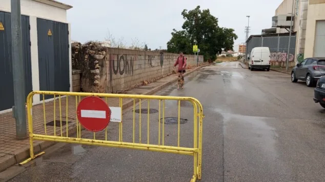 Una manga marina roza la orilla de Dénia en mitad de un temporal que seguirá el sábado 1 Imagen: Camí de la Bota cortado al tráfico
