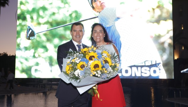 Carmen Alonso elige Dénia para cerrar 22 años de carrera 1 Imagen: Carmen Alonso junto a Carlos García durante su ceremonia de despedida