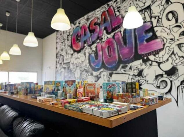 Imagen: Interior del Casal Jove con juegos de mesa expuestos para el festival JOAFEST.