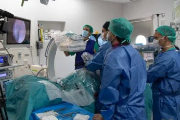 El Hospital Universitario de Dénia retransmite en directo dos cirugías pioneras de columna en un congreso nacional 5 Equipo médico durante una cirugía endoscópica de columna en el Hospital de Dénia