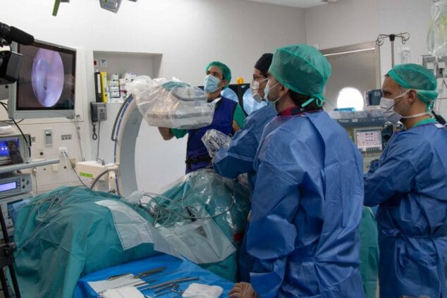 Equipo médico durante una cirugía endoscópica de columna en el Hospital de Dénia