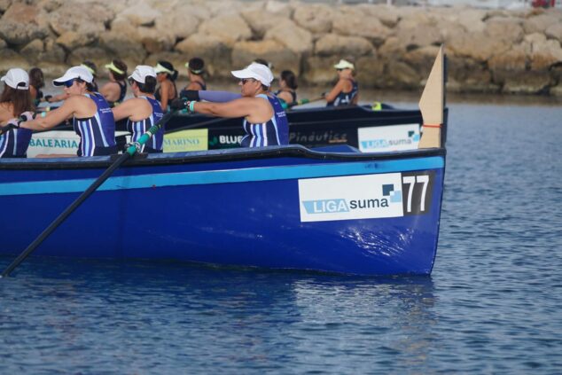 Más de un centenar de deportistas participaron en el III Desafío de 100 Paladas Solidarias en Dénia 4 Equipo femenino del Club Náutico Santa Pola remando en su embarcación azul durante la regata solidaria contra el cáncer de mama en Denia.