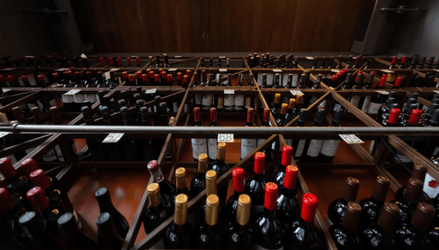 La carta de vinos perfecta para el otoño: 5 claves para acertar. 10 Imagen: Colección de vinos nacionales e internacionales en bodega especializada de Marina Alta