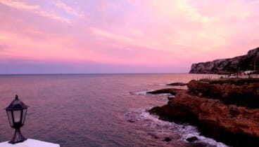 Comer al atardecer frente al Mediterráneo