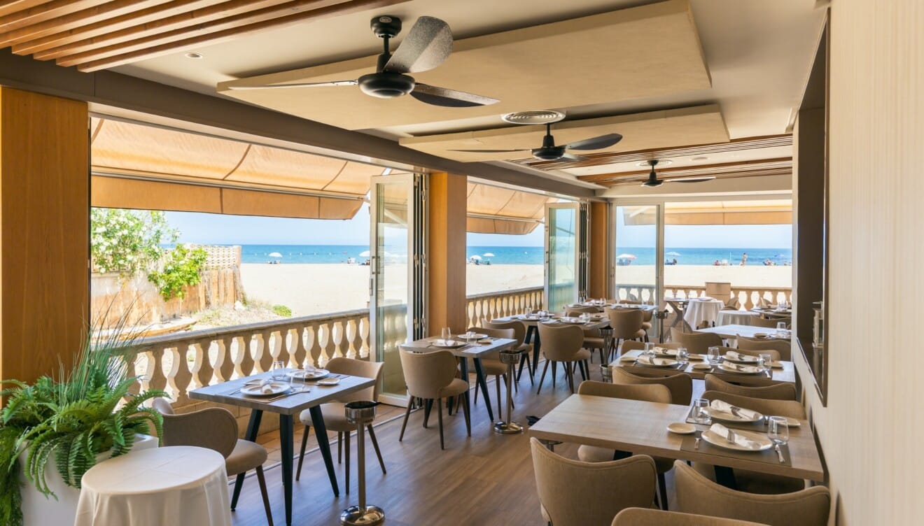 Comer con vistas al Mediterráneo