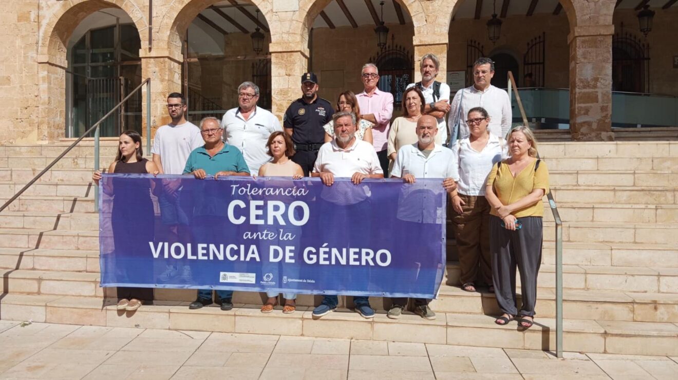 Minuto de silencio en el Ayuntamiento de Dénia contra la violencia de género