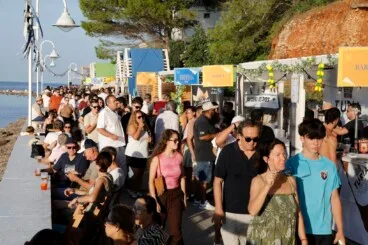 Gran afluencia de público disfrutando de la gastronomía local frente al mar