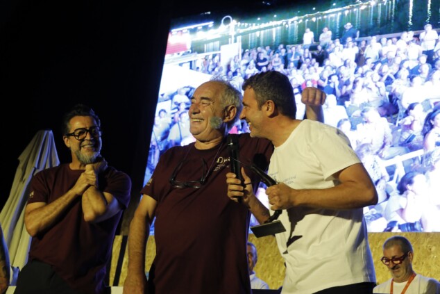 Lleno absoluto en la Marineta Cassiana: el D*na despide su edición más multitudinaria mirando ya a 2027 2 Imagen: Un emotivo abrazo de celebración entre referentes gastronómicos