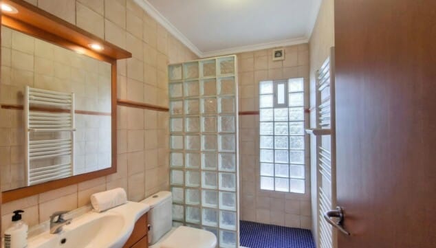 ¿Vacaciones en Dénia? Esta casa para 6 tiene vistas que sorprenden 7 dos cuartos de bano completos