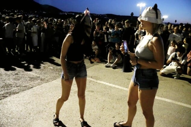 Ni botellón ni disturbios: los adolescentes de Dénia abarrotan Torrecremada para «farmear aura» entre aplausos y risas 3 dos participantes listas para saltar a la pista ante la expectacion de la multitud