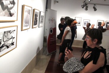 durante una exposicion del festival ojos rojos en 2025