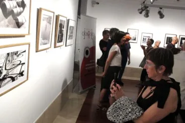 durante una exposicion del festival ojos rojos en 2025