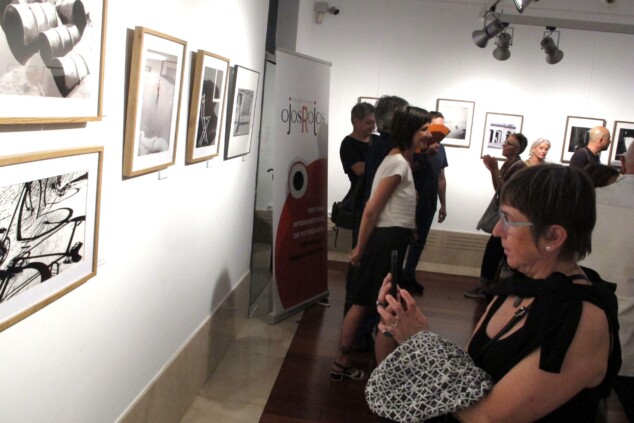 durante una exposicion del festival ojos rojos en 2025