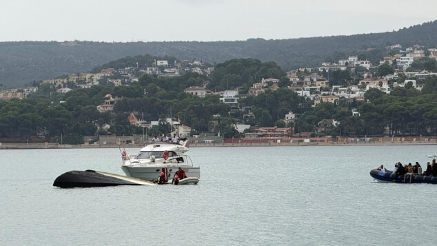 Velero volcado en el puerto de Dénia: los bomberos descartan tripulantes en su interior 4 efectivos junto al velero para comprobar su interior y asegurar la zona en denia