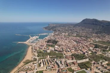 Dénia, desbordada por los alquileres públicos de Casa 47: las solicitudes duplican ya las viviendas disponibles 2 el casco urbano de denia desde el aire
