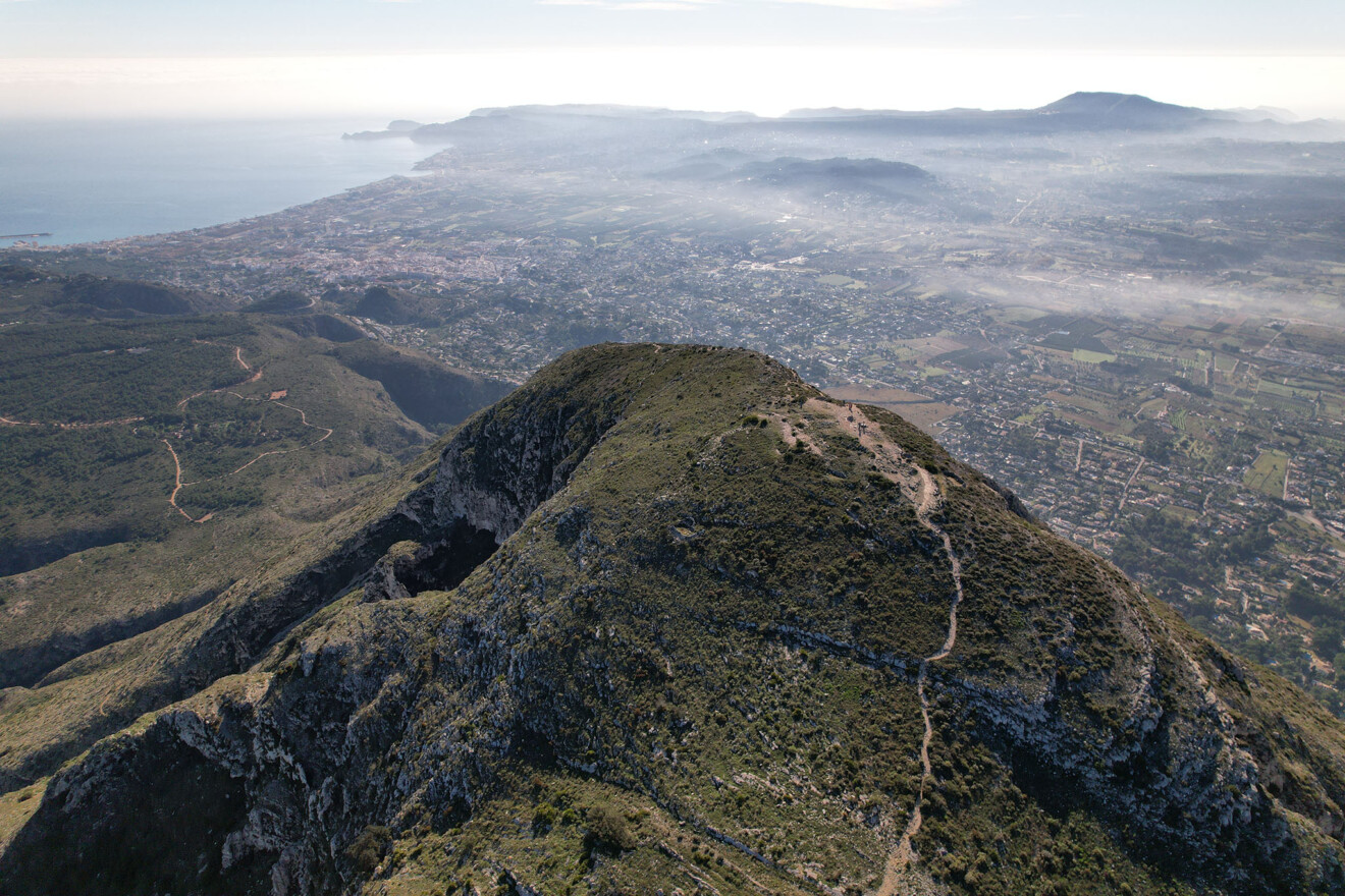 El Montgó desde el aire (archivo)