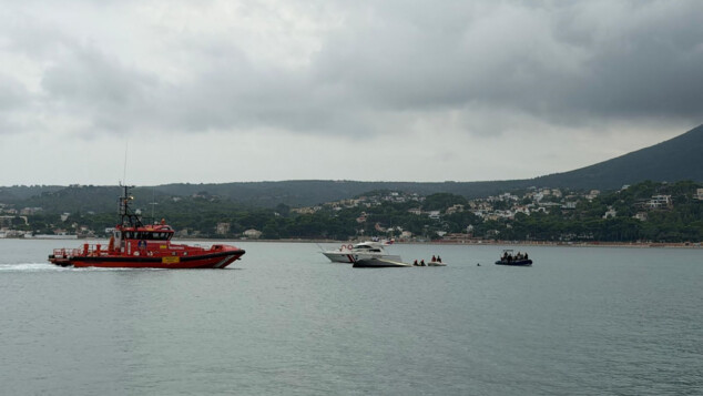 Velero volcado en el puerto de Dénia: los bomberos descartan tripulantes en su interior 1 Imagen: El operativo desplegado en Dénia por el velero hundido
