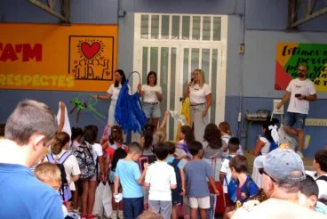 Más de 5.600 alumnos regresan a las aulas en Dénia en una jornada marcada por la amenaza de lluvia 3 el profesorado tira de imaginacion para recibir a los estudiantes