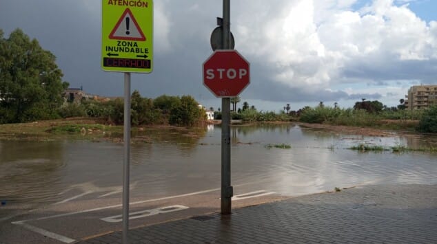 La lluvia obliga a cortar varias calles en Dénia y suspender las actividades al aire libre y el concurso de pintura 1 Imagen: Varias calles de Dénia son cortadas al tráfico por acumulación de agua