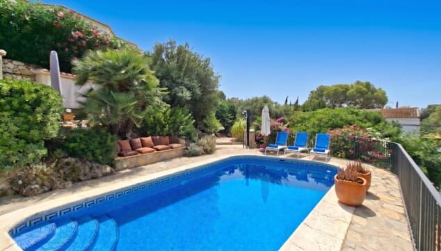 ¿Vacaciones en Dénia? Esta casa para 6 tiene vistas que sorprenden 8 exteriores con piscina