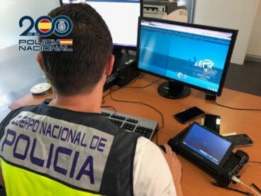 Alertan de un nuevo método de estafa donde los ciberdelincuentes suplantan cuentas de WhatsApp 3 Icono de reproducción de vídeo
