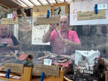 El secreto de la cocina local de la Marina Alta, desvelado en el D*na Festival 3 Fran J. Sancho en el puesto de Ca Paquitina mostrando embutidos durante el D*na Festival.