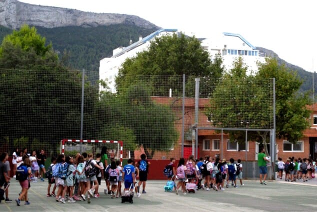 Imagen: Grupos de alumnos atraviesan la pista deportiva buscando su nueva aula para este curso
