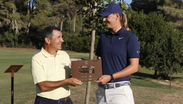 Un millón de euros y entrada gratis: el gran golf llega a Dénia 1 Imagen: Helen Briem ganadora en el año 2024 recibiendo la placa de manos de Carlos García
