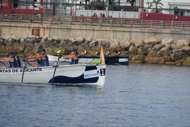 Más de un centenar de deportistas participaron en el III Desafío de 100 Paladas Solidarias en Dénia 5 Fotografía de varias embarcaciones de remo compitiendo en una regata solidaria en el puerto de Denia.
