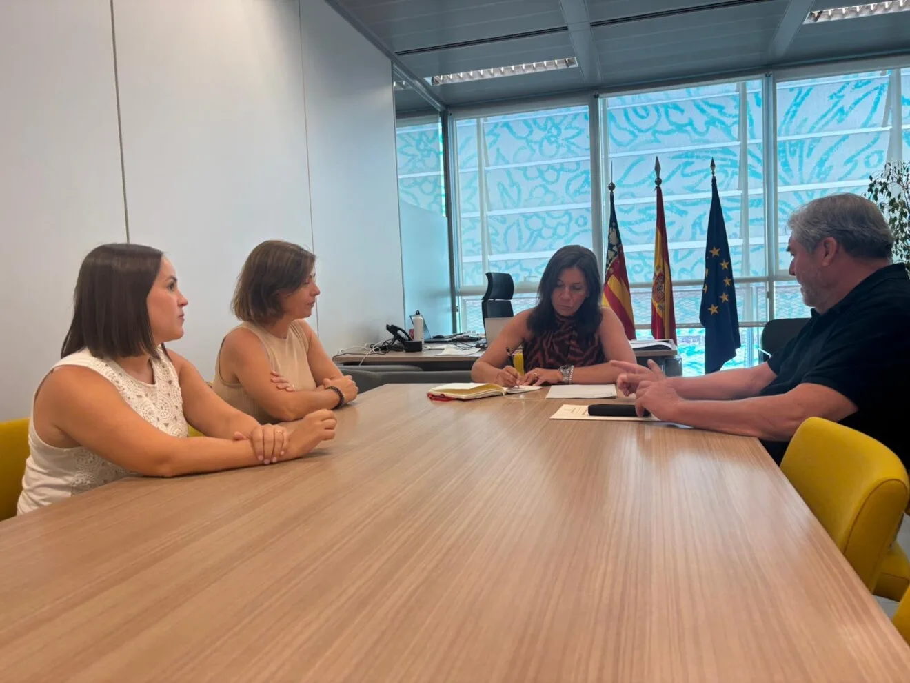 imagen general de la reunion de trabajo con melani ivars maria josep ripoll rosa ferrando y rafa carrio abordando las necesidades de denia