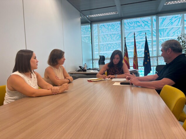 imagen general de la reunion de trabajo con melani ivars maria josep ripoll rosa ferrando y rafa carrio abordando las necesidades de denia